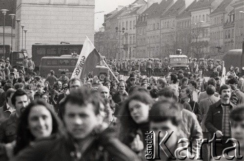 3.05.1982, Warszawa, Polska.
Manifestacja niezależna na Placu Zamkowym, w głębi widać kościół św. Anny przy ul. Krakowskie Przedmieście, przed nim radiowozy milicyjne. 
Fot. NN, zbiory Ośrodka KARTA, przekazali Elżbieta i Jakub Święciccy