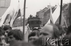 3.05.1982, Warszawa, Polska.
Manifestacja niezależna na Placu Zamkowym, w głębi widać kościół św. Anny przy ul. Krakowskie Przedmieście oraz samochód Milicji Obywatelskiej z armatkami wodnymi. 
Fot. NN, zbiory Ośrodka KARTA, przekazali Elżbieta i Jakub Święciccy
