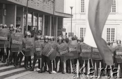 3.05.1982, Warszawa, Polska.
Manifestacja niezależna na Placu Zamkowym. Na zdjęciu milicjanci.
Fot. NN, zbiory Ośrodka KARTA, przekazali Elżbieta i Jakub Święciccy