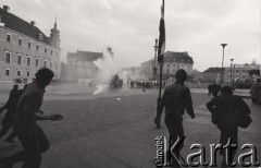 3.05.1982, Warszawa, Polska.
Manifestacja niezależna na Placu Zamkowym. Manifestanci uciekają przed armatkami wodnymi. Po lewej widać Zamek Królewski, w głębi kościół św. Anny przy ul. Krakowskie Przedmieście.
Fot. NN, zbiory Ośrodka KARTA, przekazali Elżbieta i Jakub Święciccy