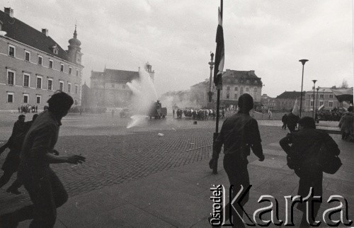 3.05.1982, Warszawa, Polska.
Manifestacja niezależna na Placu Zamkowym. Manifestanci uciekają przed armatkami wodnymi. Po lewej widać Zamek Królewski, w głębi kościół św. Anny przy ul. Krakowskie Przedmieście.
Fot. NN, zbiory Ośrodka KARTA, przekazali Elżbieta i Jakub Święciccy