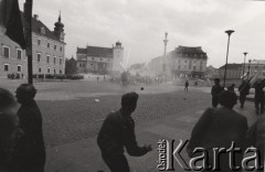 3.05.1982, Warszawa, Polska.
Manifestacja niezależna na Placu Zamkowym. Manifestanci uciekają przed armatkami wodnymi. Po lewej widać Zamek Królewski, w głębi kościół św. Anny przy ul. Krakowskie Przedmieście.
Fot. NN, zbiory Ośrodka KARTA, przekazali Elżbieta i Jakub Święciccy