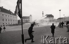 3.05.1982, Warszawa, Polska.
Manifestacja niezależna na Placu Zamkowym. Manifestanci uciekają przed armatkami wodnymi. Po lewej widać Zamek Królewski, w głębi kościół św. Anny przy ul. Krakowskie Przedmieście.
Fot. NN, zbiory Ośrodka KARTA, przekazali Elżbieta i Jakub Święciccy