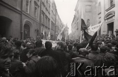 3.05.1982, Warszawa, Polska.
Manifestacja niezależna przed Katedrą Jana Chrzciciela na ul. Świętojańskiej.
Fot. NN, zbiory Ośrodka KARTA, przekazali Elżbieta i Jakub Święciccy