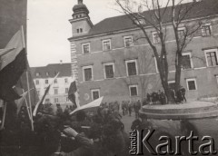 3.05.1982, Warszawa, Polska.
Manifestacja niezależna przed Zamkiem Królewskim na Placu Zamkowym.
Fot. NN, zbiory Ośrodka KARTA, przekazali Elżbieta i Jakub Święciccy