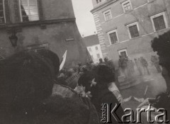 3.05.1982, Warszawa, Polska.
Manifestacja niezależna przed Zamkiem Królewskim na Placu Zamkowym. Starcie manifestantów z milicją. 
Fot. NN, zbiory Ośrodka KARTA, przekazali Elżbieta i Jakub Święciccy