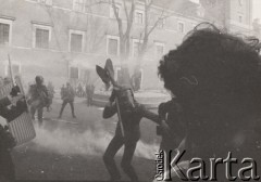 3.05.1982, Warszawa, Polska.
Manifestacja niezależna przed Zamkiem Królewskim na Placu Zamkowym. Starcie manifestantów z milicją. 
Fot. NN, zbiory Ośrodka KARTA, przekazali Elżbieta i Jakub Święciccy