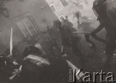 3.05.1982, Warszawa, Polska.
Manifestacja niezależna przed Zamkiem Królewskim na Placu Zamkowym. Starcie manifestantów z milicją. 
Fot. NN, zbiory Ośrodka KARTA, przekazali Elżbieta i Jakub Święciccy