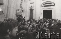 3.05.1982, Warszawa, Polska.
Manifestacja niezależna przed Katedrą Jana Chrzciciela na ul. Świętojańskiej.
Fot. NN, zbiory Ośrodka KARTA, przekazali Elżbieta i Jakub Święciccy