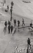 3.05.1982, Warszawa, Polska.
Manifestacja niezależna na Starym Mieście. Milicjanci na Rynku. 
Fot. NN, zbiory Ośrodka KARTA, przekazali Elżbieta i Jakub Święciccy