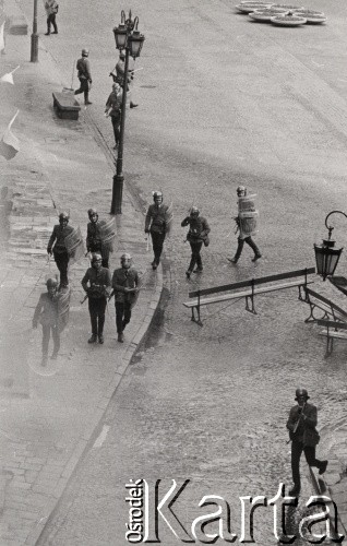 3.05.1982, Warszawa, Polska.
Manifestacja niezależna na Starym Mieście. Milicjanci na Rynku. 
Fot. NN, zbiory Ośrodka KARTA, przekazali Elżbieta i Jakub Święciccy