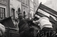 3.05.1982, Warszawa, Polska.
Manifestacja niezależna na Starym Mieście. Manifestujący na barykadach.
Fot. NN, zbiory Ośrodka KARTA, przekazali Elżbieta i Jakub Święciccy