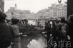 3.05.1982, Warszawa, Polska.
Manifestacja niezależna na Starym Mieście. Manifestujący na barykadach.
Fot. NN, zbiory Ośrodka KARTA, przekazali Elżbieta i Jakub Święciccy