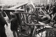 3.05.1982, Warszawa, Polska.
Manifestacja niezależna na Starym Mieście. Manifestujący na barykadach.
Fot. NN, zbiory Ośrodka KARTA, przekazali Elżbieta i Jakub Święciccy