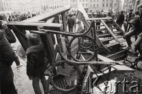 3.05.1982, Warszawa, Polska.
Manifestacja niezależna na Starym Mieście. Manifestujący na barykadach.
Fot. NN, zbiory Ośrodka KARTA, przekazali Elżbieta i Jakub Święciccy