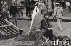 3.05.1982, Warszawa, Polska.
Manifestacja niezależna na Starym Mieście. Manifestujący na barykadach.
Fot. NN, zbiory Ośrodka KARTA, przekazali Elżbieta i Jakub Święciccy