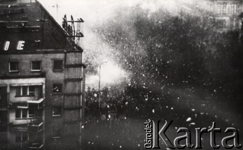 17.12.1970, Szczecin, Polska.
Manifestacja stoczniowców przed gmachem Komitetu Wojewódzkiego PZPR na placu Żołnierza. Interwencja Milicji Obywatelskiej.
Fot. KL, zbiory Ośrodka KARTA, przekazali Elżbieta i Jakub Święciccy