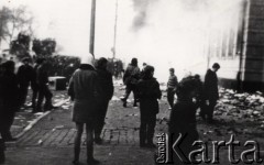 17.12.1970, Szczecin, Polska.
Manifestacja stoczniowców przed gmachem Komitetu Wojewódzkiego PZPR na placu Żołnierza. 
Fot. KL, zbiory Ośrodka KARTA, przekazali Elżbieta i Jakub Święciccy