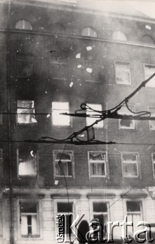 17.12.1970, Szczecin, Polska.
Wydarzenia grudniowe - płonący gmach Komitetu Wojewódzkiego PZPR przy pl. Żołnierza Polskiego. 
Fot. KL, zbiory Ośrodka KARTA, przekazali Elżbieta i Jakub Święciccy