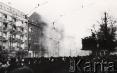 17.12.1970, Szczecin, Polska.
Wydarzenia grudniowe - ludzie przed płonącym gmachem Komitetu Wojewódzkiego PZPR przy pl. Żołnierza Polskiego. 
Fot. KL, zbiory Ośrodka KARTA, przekazali Elżbieta i Jakub Święciccy