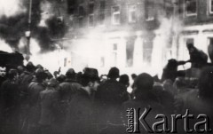 17.12.1970, Szczecin, Polska.
Wydarzenia grudniowe - ludzie przed płonącym gmachem Komitetu Wojewódzkiego PZPR przy pl. Żołnierza Polskiego. 
Fot. KL, zbiory Ośrodka KARTA, przekazali Elżbieta i Jakub Święciccy