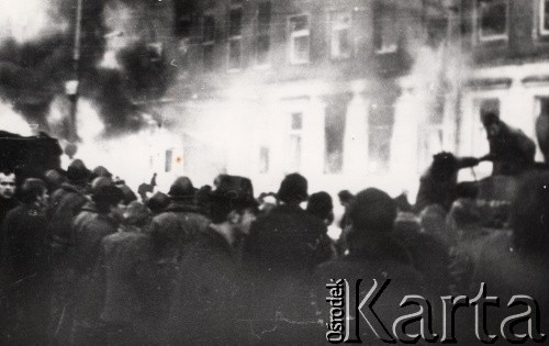 17.12.1970, Szczecin, Polska.
Wydarzenia grudniowe - ludzie przed płonącym gmachem Komitetu Wojewódzkiego PZPR przy pl. Żołnierza Polskiego. 
Fot. KL, zbiory Ośrodka KARTA, przekazali Elżbieta i Jakub Święciccy