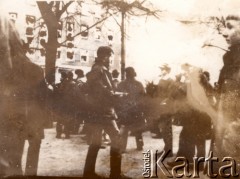 17.12.1970, Szczecin, Polska.
Wydarzenia grudniowe - ludzie przed zniszczonym gmachem Komitetu Wojewódzkiego PZPR przy pl. Żołnierza Polskiego. 
Fot. KL, zbiory Ośrodka KARTA, przekazali Elżbieta i Jakub Święciccy