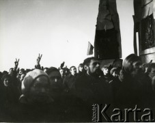 Lata 80., Gdańsk, Polska.
Manifestacja przed bramą Stoczni Gdańskiej im. Lenina i Pomnikiem Poległych Stoczniowców.
Fot. NN, zbiory Ośrodka KARTA