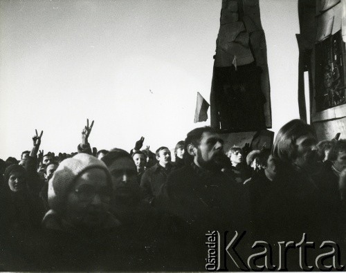 Lata 80., Gdańsk, Polska.
Manifestacja przed bramą Stoczni Gdańskiej im. Lenina i Pomnikiem Poległych Stoczniowców.
Fot. NN, zbiory Ośrodka KARTA