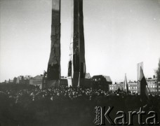 Lata 80., Gdańsk, Polska.
Manifestacja przed bramą Stoczni Gdańskiej im. Lenina i Pomnikiem Poległych Stoczniowców.
Fot. NN, zbiory Ośrodka KARTA