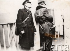 Lata 70., Polska.
Milicjanci.
Fot. NN,  zbiory Ośrodka KARTA, udostępnili Elżbieta i Jakub Święciccy. 
