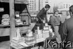 1990, Warszawa, Polska.
Bazarek na Broniewskiego, n/z stragan, w tle budynek Broniewskiego 54 i Broniewskiego 52.
Fot. Artur Polit, zbiory Fundacji Ośrodka KARTA