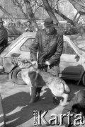 1989-1990, Warszawa, Polska.
Bazar przed Stadionem RKS Skra, n/z handel zwierzętami.
Fot. Artur Polit, zbiory Fundacji Ośrodka KARTA