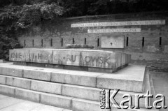 1989-1990, Warszawa, Polska.
Pomnik-Mauzoleum Władysława Hibnera, Władysława Kniewskiego i Henryka Rutkowskiego przy warszawskiej cytadeli.
Fot. Artur Polit, zbiory Fundacji Ośrodka KARTA