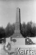 1987-1990, Zakrzów, Polska.
Cmentarz wojenny w Konarach, obelisk pamięci legionistów poległych w bitwie pod Konarami.
Fot. Artur Polit, zbiory Fundacji Ośrodka KARTA