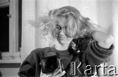 1989, Warszawa, Polska.
Dziewczyna z aparatem Kiev 88 TTL.
Fot. Artur Polit, zbiory Fundacji Ośrodka KARTA