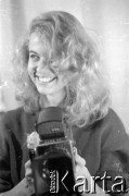 1989, Warszawa, Polska.
Dziewczyna z aparatem Kiev 88 TTL.
Fot. Artur Polit, zbiory Fundacji Ośrodka KARTA