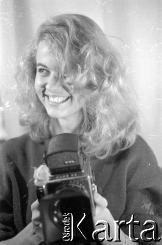 1989, Warszawa, Polska.
Dziewczyna z aparatem Kiev 88 TTL.
Fot. Artur Polit, zbiory Fundacji Ośrodka KARTA
