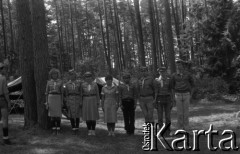 07.1983, Berżałowce, Polska.
254 Warszawska Drużyna Harcerska „Matecznik” im. Janka Bytnara „Rudego”, hufiec Warszawa Żoliborz. Obóz harcerski nad jeziorem Aszarytas.
Fot. Artur Polit, zbiory Fundacji Ośrodka KARTA
