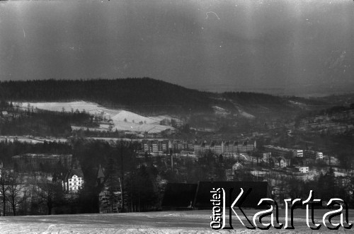 1984, Świeradów-Zdrój, Polska.
Wyjazd zimowy LX Liceum Ogólnokształcącego im. Wojciecha Górskiego, widok na Świeradów.
Fot. Artur Polit, zbiory Fundacji Ośrodka KARTA