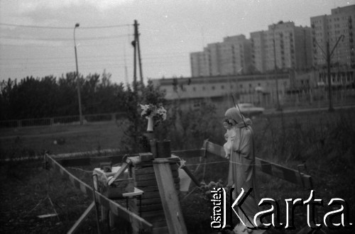 1985-1990, Warszawa, Polska.
Figura Matki Najświętszej na osiedlu Piaski przy Trasie Armii Krajowej.
Fot. Artur Polit, zbiory Fundacji Ośrodka KARTA