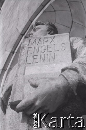 1990, Warszawa, Polska.
Pałac Kultury i Nauki, młodzieniec z tomem dzieł klasyków komunizmu - Marksa, Engelsa, Lenina. Widoczne miejsce po usuniętym Stalinie.
Fot. Artur Polit, zbiory Fundacji Ośrodka KARTA