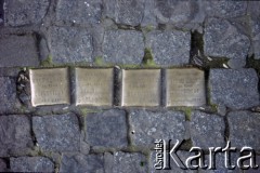 2001, Berlin, Niemcy.
Kamienie pamięci (Stolpersteine) upamiętniające Żydów, wywiezionych w 1943 roku do obozów zagłady, wmurowane przed miejscami ich ostatniego zamieszkania.
Fot. Artur Polit, zbiory Fundacji Ośrodka KARTA