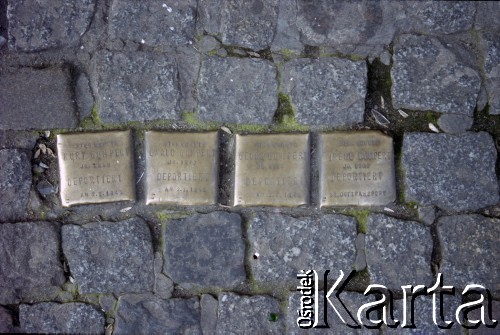 2001, Berlin, Niemcy.
Kamienie pamięci (Stolpersteine) upamiętniające Żydów, wywiezionych w 1943 roku do obozów zagłady, wmurowane przed miejscami ich ostatniego zamieszkania.
Fot. Artur Polit, zbiory Fundacji Ośrodka KARTA