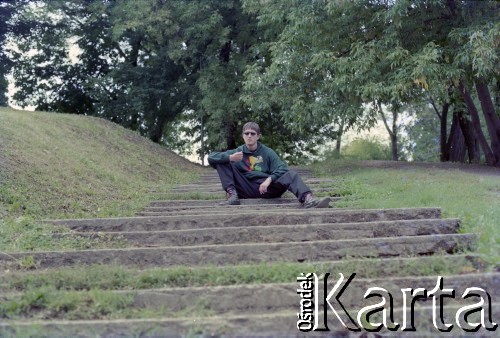 1995-1998, Warszawa, Polska.
Dariusz Robert „Maleo” Malejonek, park Agrykola.
Fot. Artur Polit, zbiory Fundacji Ośrodka KARTA