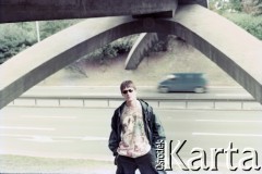 1995-1998, Warszawa, Polska.
Dariusz Robert „Maleo” Malejonek, kładka nad Trasą Łazienkowską.
Fot. Artur Polit, zbiory Fundacji Ośrodka KARTA