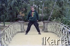 1995-1998, Warszawa, Polska.
Dariusz Robert „Maleo” Malejonek, Park Ujazdowski.
Fot. Artur Polit, zbiory Fundacji Ośrodka KARTA