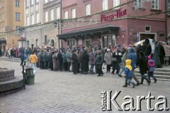 2000, Warszawa, Polska.
Kolejka przy Pizzy Hut na Placu Zamkowym.
Fot. Artur Polit, zbiory Fundacji Ośrodka KARTA