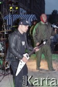 1996-1997, Warszawa, Polska.
Zespół Armia, koncert w klubie Proxima, n/z n/z od lewej Dariusz 