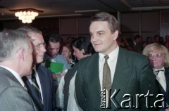 1995, Warszawa, Polska.
IV edycja plebiscytu „Srebrne Usta” w Muzycznym Studiu Polskiego Radia, n/z od lewej Leszek Miller, Lech Falandysz, Waldemar Pawlak.
Fot. Artur Polit, zbiory Fundacji Ośrodka KARTA